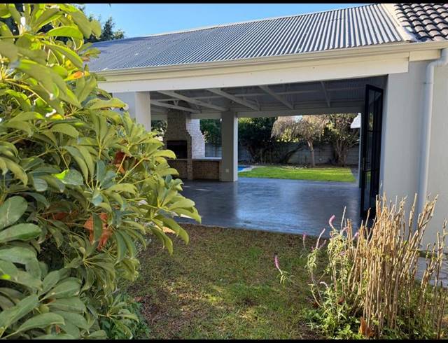 4 BEDROOM HOUSE FOR SALE IN CONSTANTIA